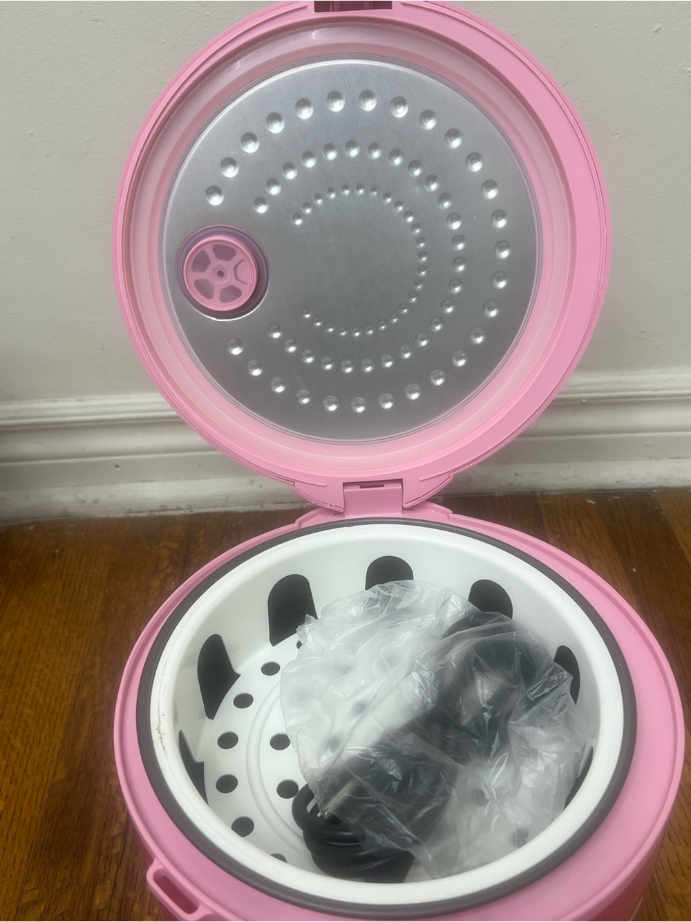 Hello Kitty 1.5QT Rice Cooker - Picture 5 of 12